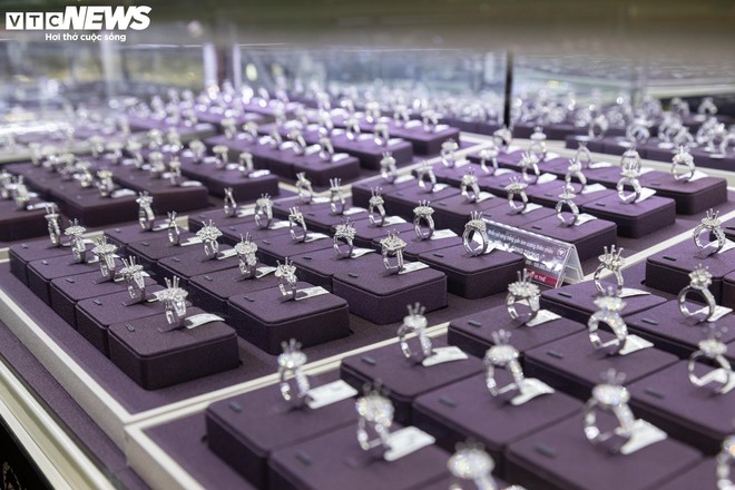 Trang sức bằng v&agrave;ng giảm gi&aacute; gần 40% nh&acirc;n ng&agrave;y 8/3, h&uacute;t kh&aacute;ch nh&agrave; gi&agrave;u - Ảnh 9.