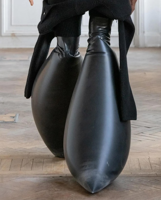 Những mẫu giày ấn tượng trong Tuần lễ thời trang Thu&frasl;Đông 2024: Giày quả chuối, giày bóng bay liệu đã &quot;wow&quot; nhất? - Ảnh 1.