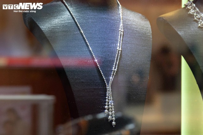 Trang sức bằng v&agrave;ng giảm gi&aacute; gần 40% nh&acirc;n ng&agrave;y 8/3, h&uacute;t kh&aacute;ch nh&agrave; gi&agrave;u - Ảnh 8.