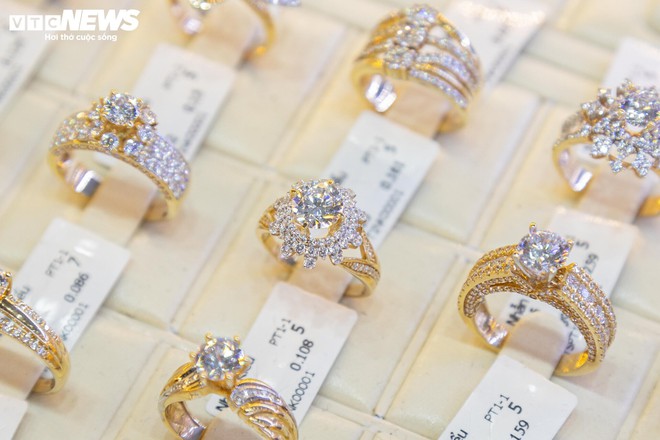 Trang sức bằng v&agrave;ng giảm gi&aacute; gần 40% nh&acirc;n ng&agrave;y 8/3, h&uacute;t kh&aacute;ch nh&agrave; gi&agrave;u - Ảnh 7.