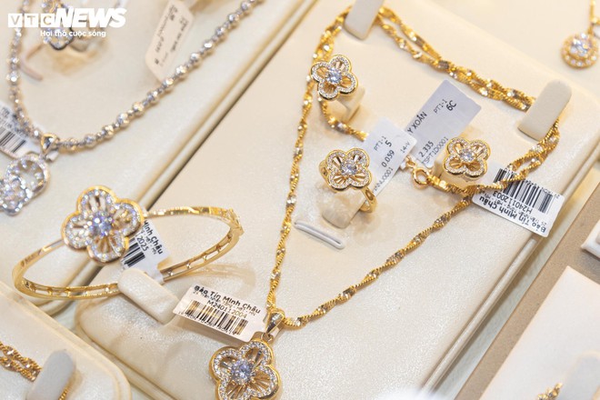 Trang sức bằng v&agrave;ng giảm gi&aacute; gần 40% nh&acirc;n ng&agrave;y 8/3, h&uacute;t kh&aacute;ch nh&agrave; gi&agrave;u - Ảnh 6.