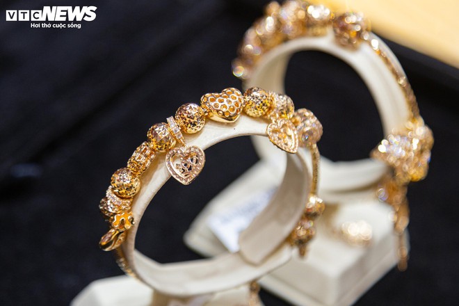 Trang sức bằng v&agrave;ng giảm gi&aacute; gần 40% nh&acirc;n ng&agrave;y 8/3, h&uacute;t kh&aacute;ch nh&agrave; gi&agrave;u - Ảnh 5.