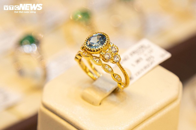 Trang sức bằng v&agrave;ng giảm gi&aacute; gần 40% nh&acirc;n ng&agrave;y 8/3, h&uacute;t kh&aacute;ch nh&agrave; gi&agrave;u - Ảnh 4.