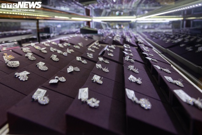 Trang sức bằng v&agrave;ng giảm gi&aacute; gần 40% nh&acirc;n ng&agrave;y 8/3, h&uacute;t kh&aacute;ch nh&agrave; gi&agrave;u - Ảnh 2.