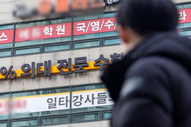 Khủng hoảng y tế tại Hàn Quốc: Kế hoạch tăng tuyển sinh không thay đổi, người người nhà nhà đổ xô đến học viện ôn thi vào trường y - Ảnh 3.