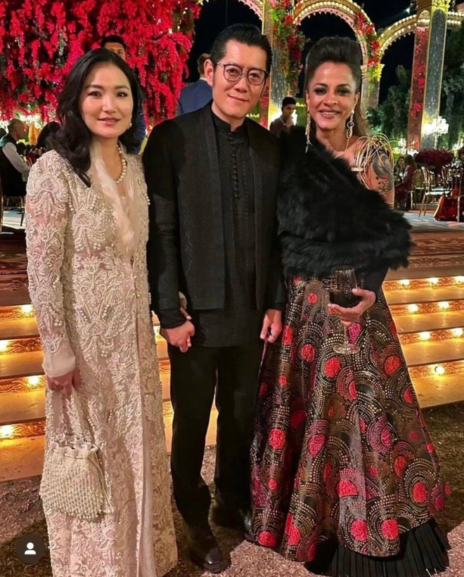 Hoàng hậu vạn người mê của Bhutan dự tiệc nhà tỷ phú giàu nhất châu Á: Xinh đẹp ngút ngàn, hiếm hoi thể hiện cử chỉ thân mật với chồng - Ảnh 2.