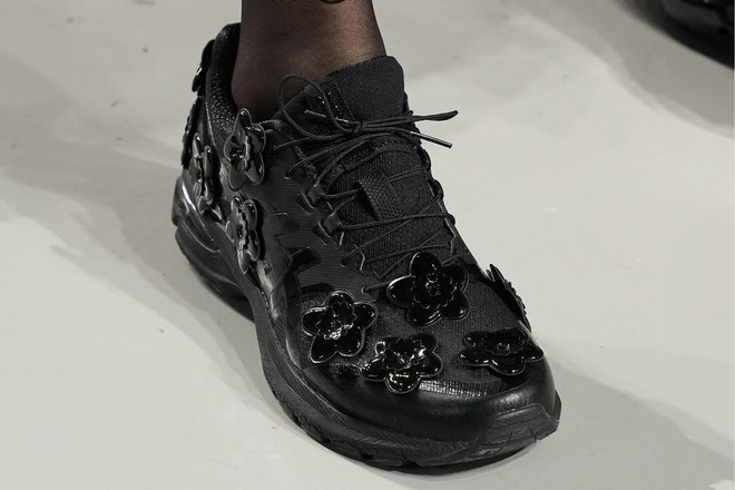 Những mẫu giày ấn tượng trong Tuần lễ thời trang Thu&frasl;Đông 2024: Giày quả chuối, giày bóng bay liệu đã &quot;wow&quot; nhất? - Ảnh 6.
