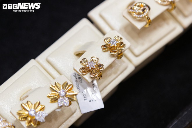 Trang sức bằng v&agrave;ng giảm gi&aacute; gần 40% nh&acirc;n ng&agrave;y 8/3, h&uacute;t kh&aacute;ch nh&agrave; gi&agrave;u - Ảnh 16.