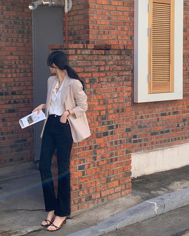 10 set đồ c&ocirc;ng sở m&agrave;u trung t&iacute;nh gi&uacute;p c&aacute;c n&agrave;ng mặc đẹp trong nh&aacute;y mắt - Ảnh 8.