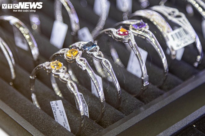 Trang sức bằng v&agrave;ng giảm gi&aacute; gần 40% nh&acirc;n ng&agrave;y 8/3, h&uacute;t kh&aacute;ch nh&agrave; gi&agrave;u - Ảnh 15.