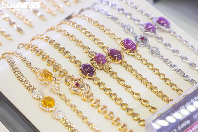 Trang sức bằng v&agrave;ng giảm gi&aacute; gần 40% nh&acirc;n ng&agrave;y 8/3, h&uacute;t kh&aacute;ch nh&agrave; gi&agrave;u - Ảnh 14.