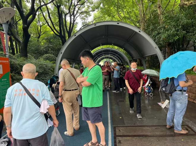 Nghề mai mối dạo trong công viên ở Thượng Hải (Trung Quốc): Mua dịch vụ hơn 300.000/tháng thì có thể tìm được bạn đời lý tưởng? - Ảnh 1.