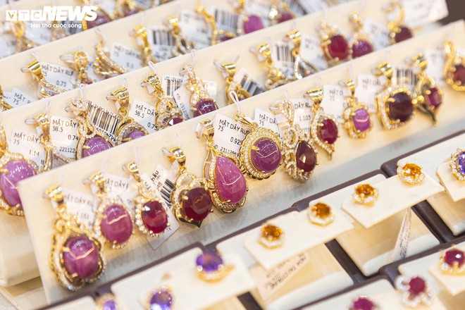 Trang sức bằng v&agrave;ng giảm gi&aacute; gần 40% nh&acirc;n ng&agrave;y 8/3, h&uacute;t kh&aacute;ch nh&agrave; gi&agrave;u - Ảnh 13.