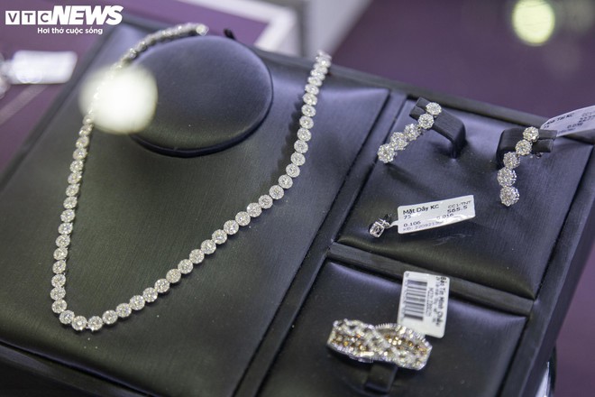 Trang sức bằng v&agrave;ng giảm gi&aacute; gần 40% nh&acirc;n ng&agrave;y 8/3, h&uacute;t kh&aacute;ch nh&agrave; gi&agrave;u - Ảnh 10.