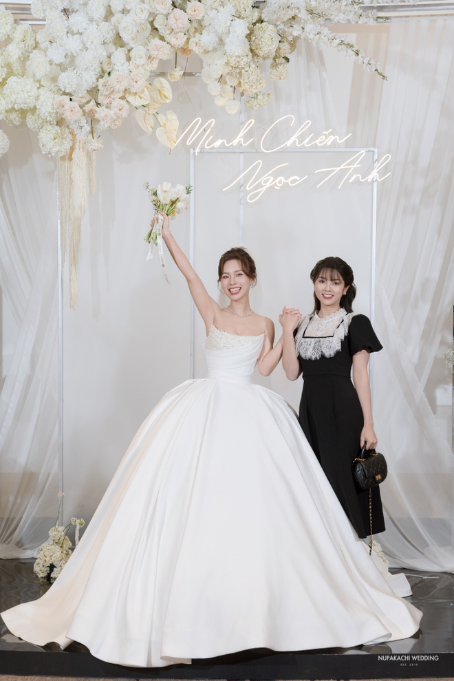 Lễ cưới của diễn viên Vbiz và chồng doanh nhân: Cô dâu diện váy 200 triệu khoe nhan sắc mỹ miều, dàn sao đổ bộ chúc mừng - Ảnh 7.