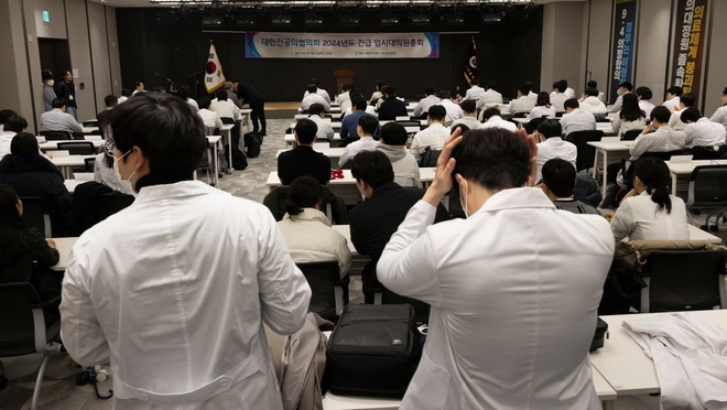 Hàn Quốc cam kết cải thiện lương và điều kiện làm việc cho bác sĩ thực tập - Ảnh 1.