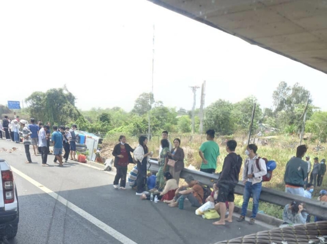 Hiện trường vụ tai nạn trên cao tốc TP.HCM - Trung Lương: Người bị thương dìu nhau ra khỏi xe khách - Ảnh 6.