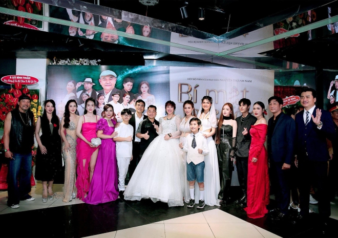Phi Thanh Vân diện váy cưới trong sự kiện ra mắt film do chính mình sản xuất - Ảnh 3.