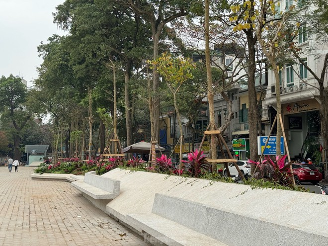 Hà Nội: Du khách thích thú diện mạo mới của vườn hoa Hàng Đậu - Ảnh 2.