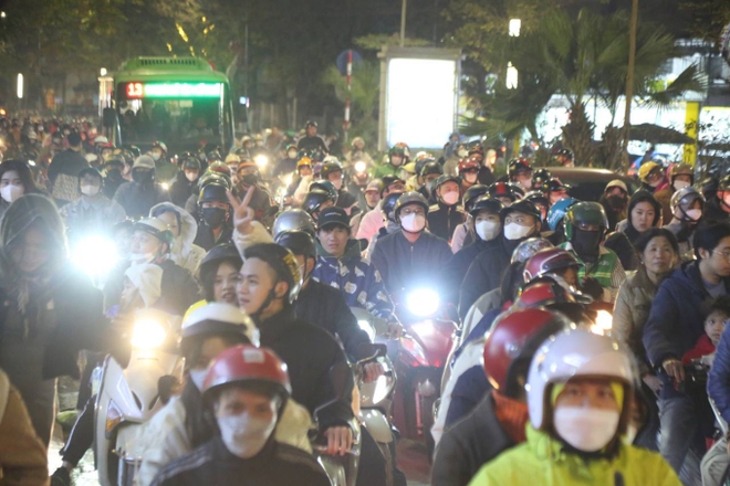 H&agrave; Nội ngay l&uacute;c n&agrave;y: Đ&ocirc;ng nghẹt người chen nhau xem tr&igrave;nh diễn &aacute;nh s&aacute;ng tại Hồ T&acirc;y, tất cả c&aacute;c b&atilde;i xe hết chỗ - Ảnh 3.