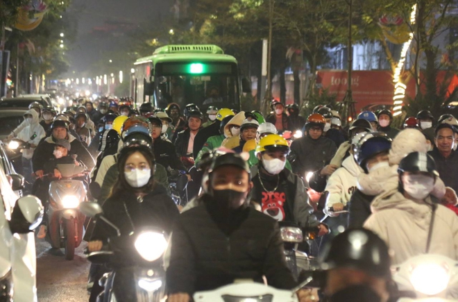 H&agrave; Nội ngay l&uacute;c n&agrave;y: Đ&ocirc;ng nghẹt người chen nhau xem tr&igrave;nh diễn &aacute;nh s&aacute;ng tại Hồ T&acirc;y, tất cả c&aacute;c b&atilde;i xe hết chỗ - Ảnh 2.