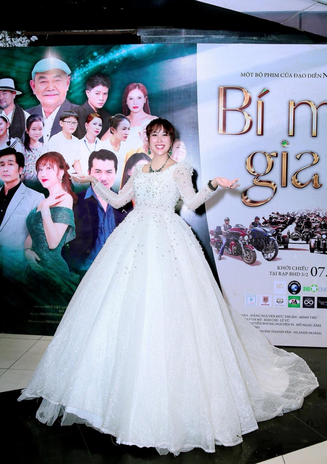 Phi Thanh V&acirc;n diện v&aacute;y cưới trong sự kiện ra mắt film do ch&iacute;nh m&igrave;nh sản xuất - Ảnh 1.