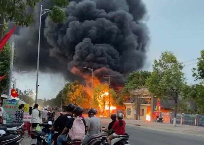 Khói lửa bốc lên ngùn ngụt trong trụ sở công an huyện ở Bình Thuận - Ảnh 1.