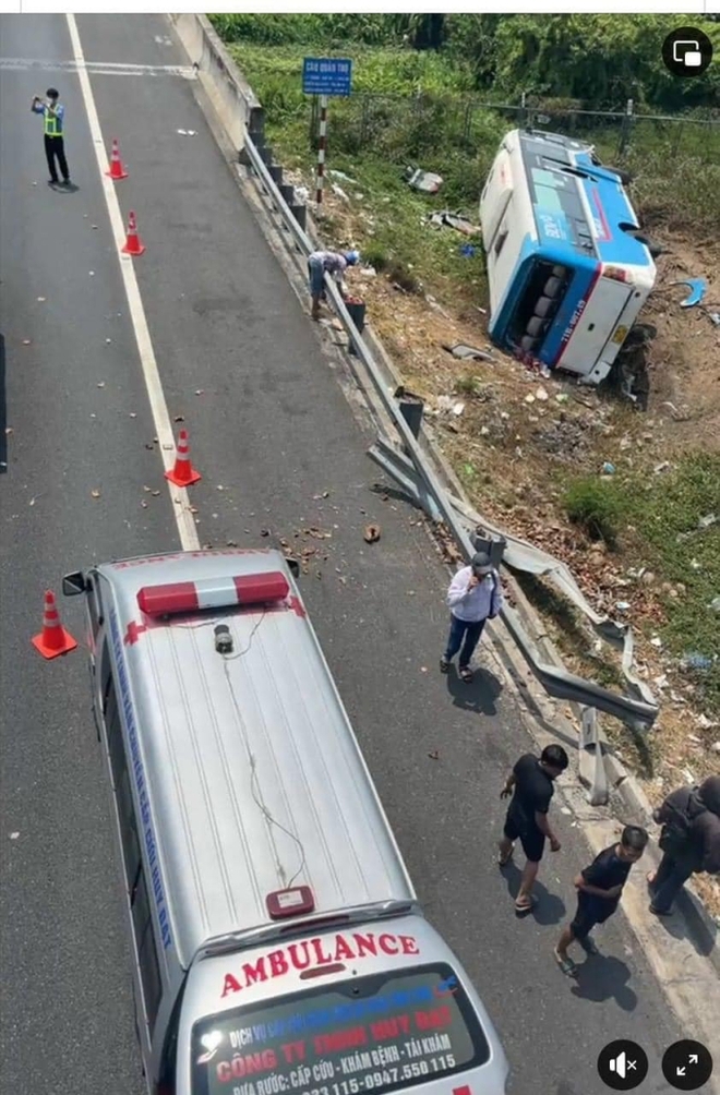 Hiện trường vụ tai nạn trên cao tốc TP.HCM - Trung Lương: Người bị thương dìu nhau ra khỏi xe khách - Ảnh 2.