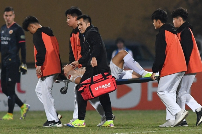 Nam thần đội tuyển Việt Nam chấn thương do va chạm mạnh trên sân phải nhập viện gấp, HLV Troussier lo sốt vó - Ảnh 4.