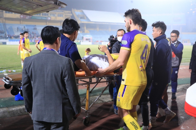 Phạm Tuấn Hải bị đối thủ vào bóng thô bạo phải nhập viện, đội tuyển Việt Nam thêm nỗi lo - Ảnh 3.