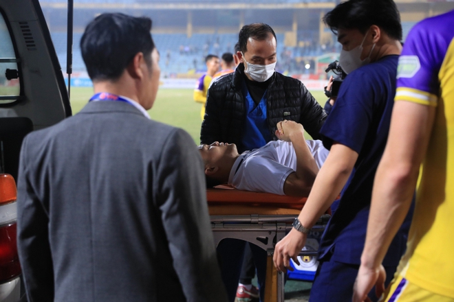 Phạm Tuấn Hải bị đối thủ vào bóng thô bạo phải nhập viện, đội tuyển Việt Nam thêm nỗi lo - Ảnh 2.