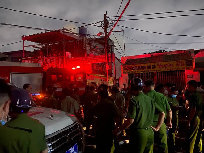 Nỗ lực d&ugrave;ng cano chữa ch&aacute;y tại d&atilde;y nh&agrave; ven k&ecirc;nh T&agrave;u Hủ, TPHCM - Ảnh 7.