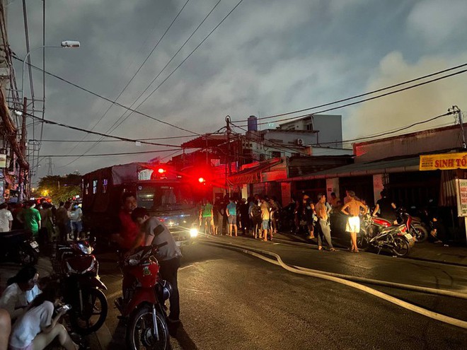 Nỗ lực d&ugrave;ng cano chữa ch&aacute;y tại d&atilde;y nh&agrave; ven k&ecirc;nh T&agrave;u Hủ, TPHCM - Ảnh 6.