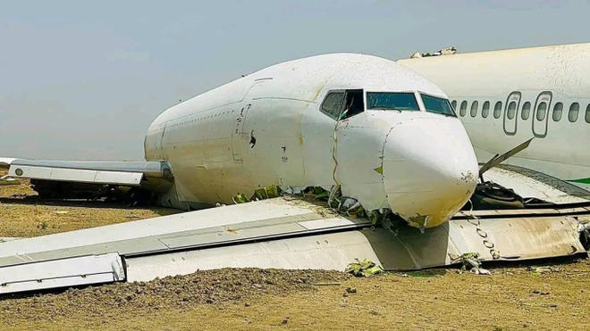 Máy bay Boeing mất kiểm soát đâm thẳng xuống đường băng: Toàn bộ hai máy bay vỡ tan tành tạo nên cảnh tượng kinh hoàng - Ảnh 2.