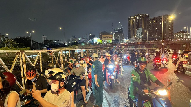Nỗ lực d&ugrave;ng cano chữa ch&aacute;y tại d&atilde;y nh&agrave; ven k&ecirc;nh T&agrave;u Hủ, TPHCM - Ảnh 5.