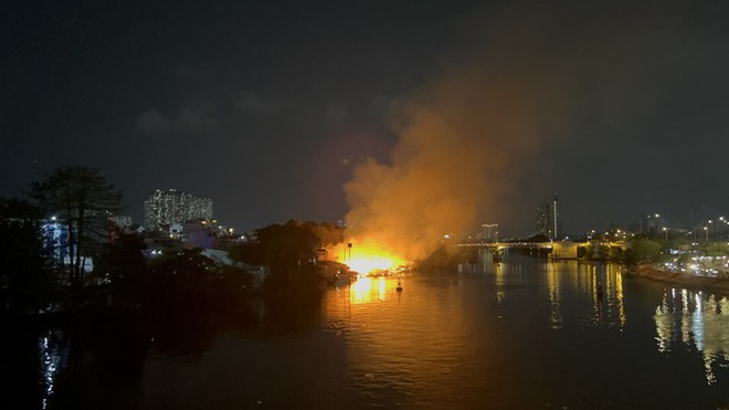 Nỗ lực d&ugrave;ng cano chữa ch&aacute;y tại d&atilde;y nh&agrave; ven k&ecirc;nh T&agrave;u Hủ, TPHCM - Ảnh 4.