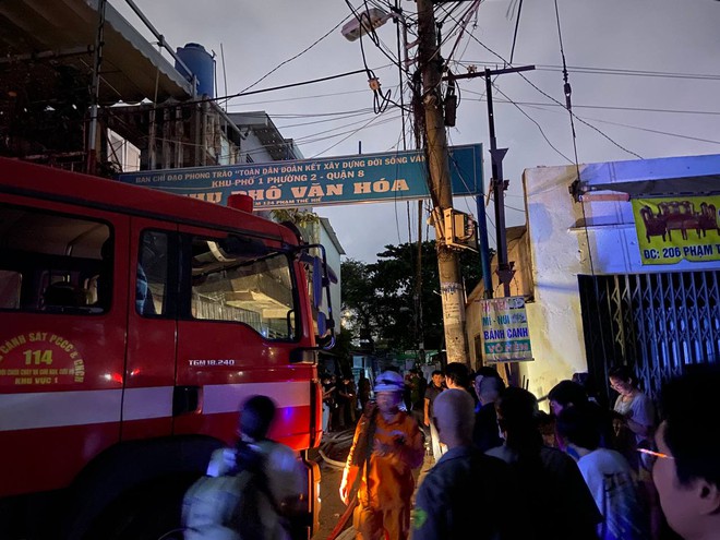 Chùm ảnh: Hiện trường vụ cháy dãy nhà ven kênh Tàu Hủ (TPHCM) và nỗ lực cứu hộ - Ảnh 9.
