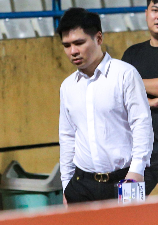 Chủ tịch CLB Hà Nội buồn bã đi phăng phăng rời sân sau trận thua khiến hoa hậu Đỗ Mỹ Linh hớt hải chạy theo sau - Ảnh 4.
