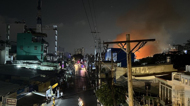 Nỗ lực d&ugrave;ng cano chữa ch&aacute;y tại d&atilde;y nh&agrave; ven k&ecirc;nh T&agrave;u Hủ, TPHCM - Ảnh 3.