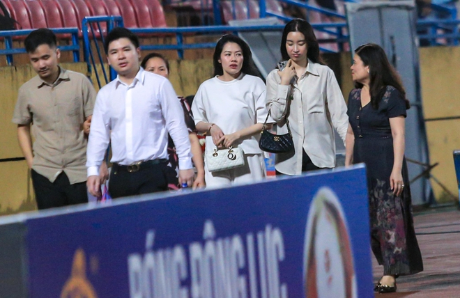 Chủ tịch CLB Hà Nội buồn bã đi phăng phăng rời sân sau trận thua khiến hoa hậu Đỗ Mỹ Linh hớt hải chạy theo sau - Ảnh 3.