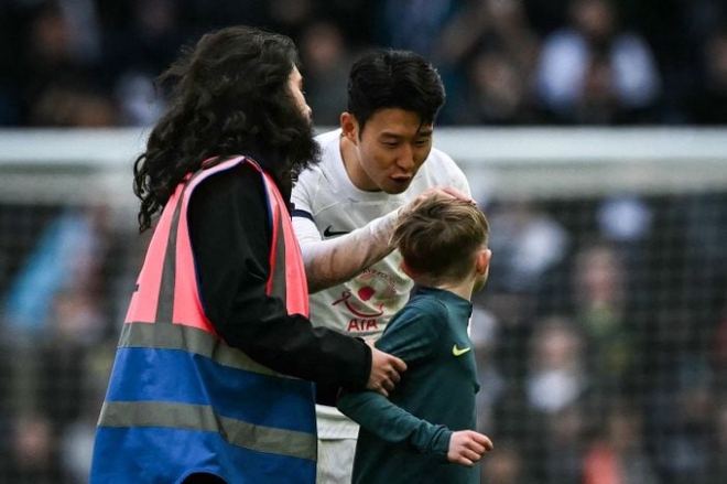 While walking, he suddenly encountered a young fan. Son Heung-min had a warm action that made the fan exclaim: You will be a good father in the future - Photo 2.