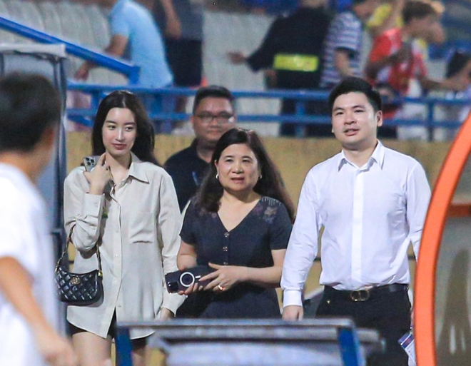 Chủ tịch CLB Hà Nội buồn bã đi phăng phăng rời sân sau trận thua khiến hoa hậu Đỗ Mỹ Linh hớt hải chạy theo sau - Ảnh 2.