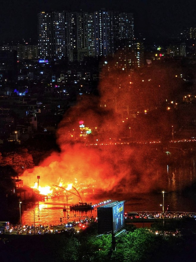 Chùm ảnh: Hiện trường vụ cháy dãy nhà ven kênh Tàu Hủ (TPHCM) và nỗ lực cứu hộ - Ảnh 5.