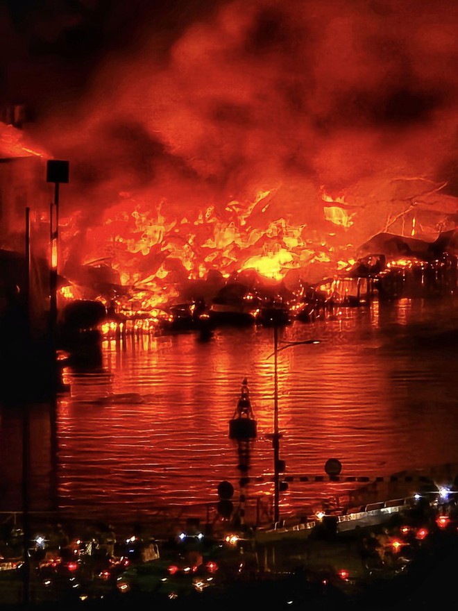 Chùm ảnh: Hiện trường vụ cháy dãy nhà ven kênh Tàu Hủ (TPHCM) và nỗ lực cứu hộ - Ảnh 4.