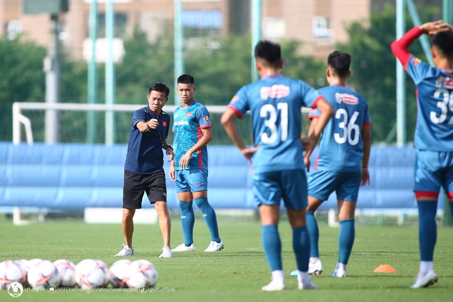 Hot: U23 Vietnam announces new list, coach Hoang Anh Tuan directly eliminates Mr. Troussier's favorite player - Photo 1.