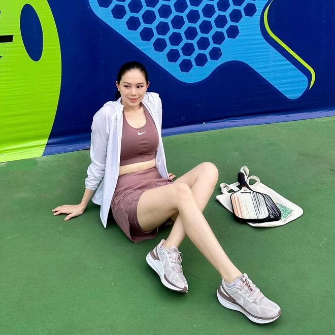 Thả nhẹ loạt ảnh trên sân pickleball, Linh Rin chứng minh: Bỉm sữa vẫn bắt trend không trượt nhịp nào, vóc dáng đỉnh! - Ảnh 1.