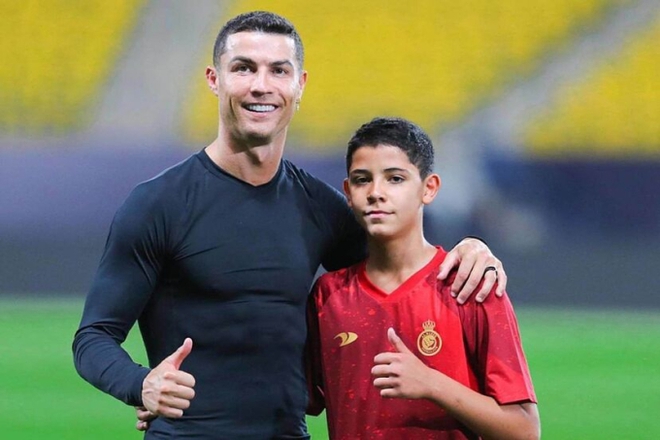Sau nhiều lần hỏi xin, con trai Ronaldo cuối cùng cũng có món đồ mà bạn bè đã sở hữu từ lâu - Ảnh 4.