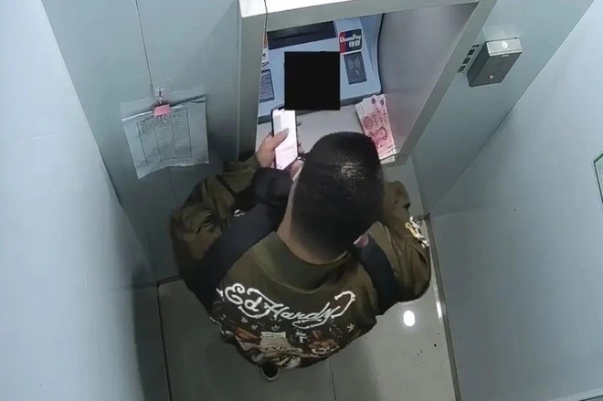 Theo dõi người đàn ông rút sạch 424 triệu đồng ở máy ATM chỉ trong 2 giờ, cảnh sát đột kích tận hang ổ, bắt giữ 12 đối tượng và thu giữ hơn 34 tỷ đồng - Ảnh 2.