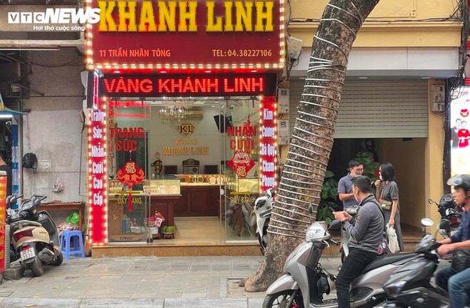 Cảnh mua bán trái ngược ở Hà Nội trong những ngày giá vàng đắt chưa từng có - Ảnh 12.