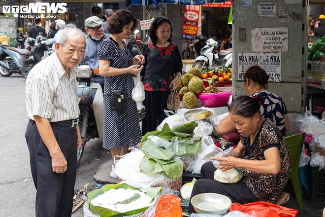 Người Hà Nội xếp hàng gần 2 tiếng chờ mua bánh trôi, bánh chay ngày Tết Hàn thực - Ảnh 17.